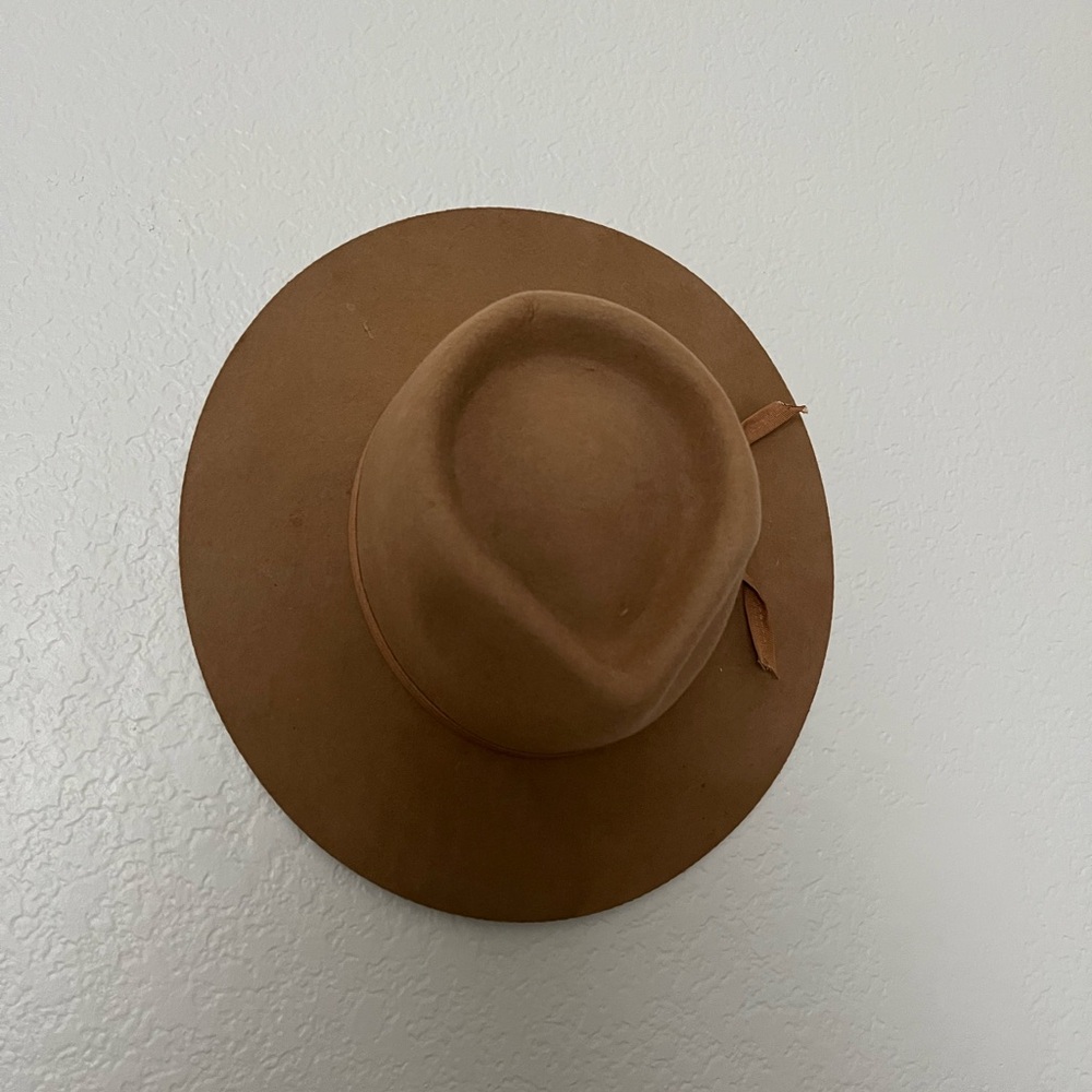Lack of color felt hat.
